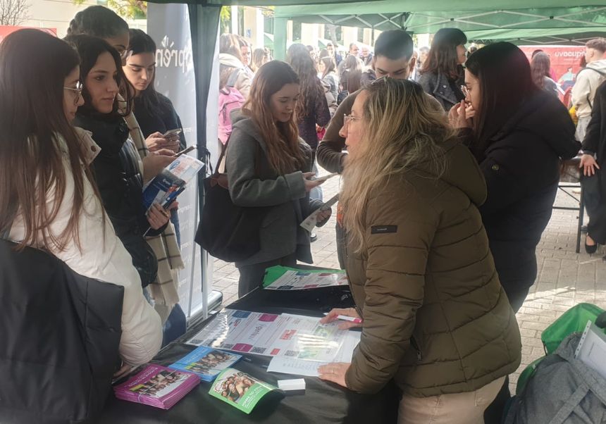 Estudiantes pidiendo información sobre de la oferta formativa que llevemos a cabo desde UVemprén.